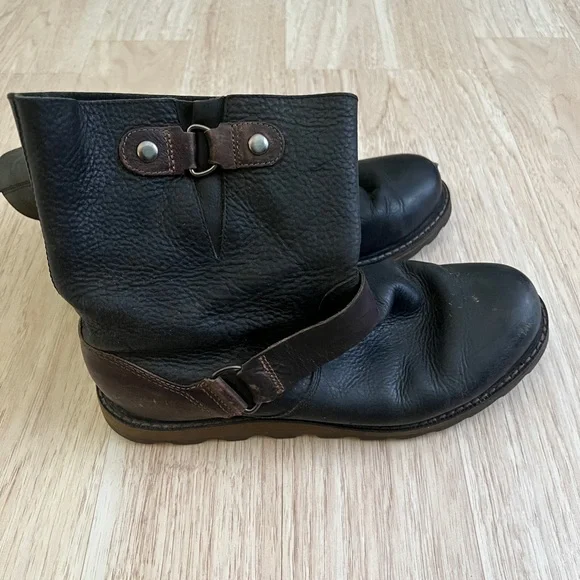 Sorel Black Leather Pull-On Boots with Brown Strap Accent - Picture 3 of 6
